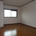 洋室玄関側・写真は301号室