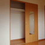 洋室（ベランダ側）のクローゼット・写真は401号室のものとなります。