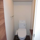 トイレ(洗浄便座付)・写真は201号室 トイレ(洗浄便座付)・写真は201号室