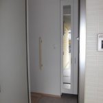 玄関(シューズBOX・土間収納付)・写真は201号室(102/202号室は建具・床の色が異なります)