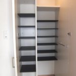 玄関(シューズBOX・土間収納付)・写真は201号室(102/202号室は建具・床の色が異なります)