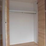 洋室6.1帖クローゼット・写真は201号室(102/202号室は建具・床の色が異なります)